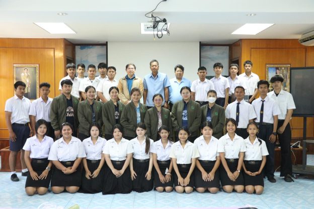 วิทยาลัยเกษตรและเทคโนโลยีบุรีรัมย์ บริหารงานโดย นายสิทธิชนม์ คำแปล ผู้อำนวยการฯ มอบหมายให้นางสาวกรกช อยู่รัมย์ รองผู้อำนวยการฝ่ายแผนงานและความร่วมมือ พร้อมด้วยคณะครู บุคลากรทางการศึกษา และคณะกรรมการฝ่ายดำเนินการร่วมจัดกิจกรรม “โครงการเข้าค่ายฐานอาชีพ นักศึกษาทุนนวัตกรรมสายอาชีพชั้นสูง รุ่น 7”